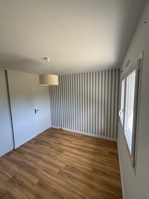 PARQUET et PAPIER PEINT EFFET RAYURES