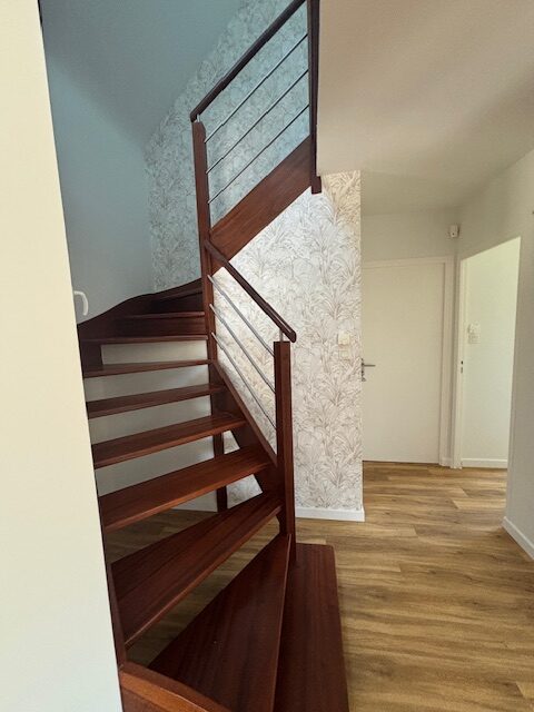 PARQUET ET PAPIER PEINT MOTIF VEGETAL